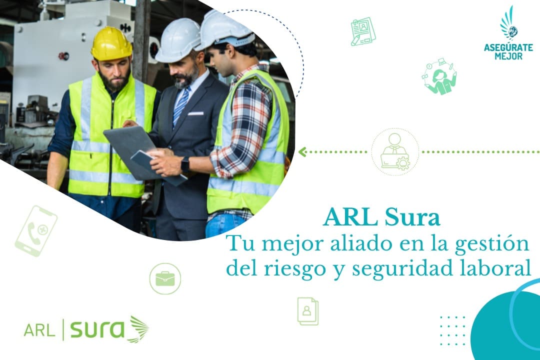 Supervisores con casco revisando un plan de seguridad industrial con ARL Sura