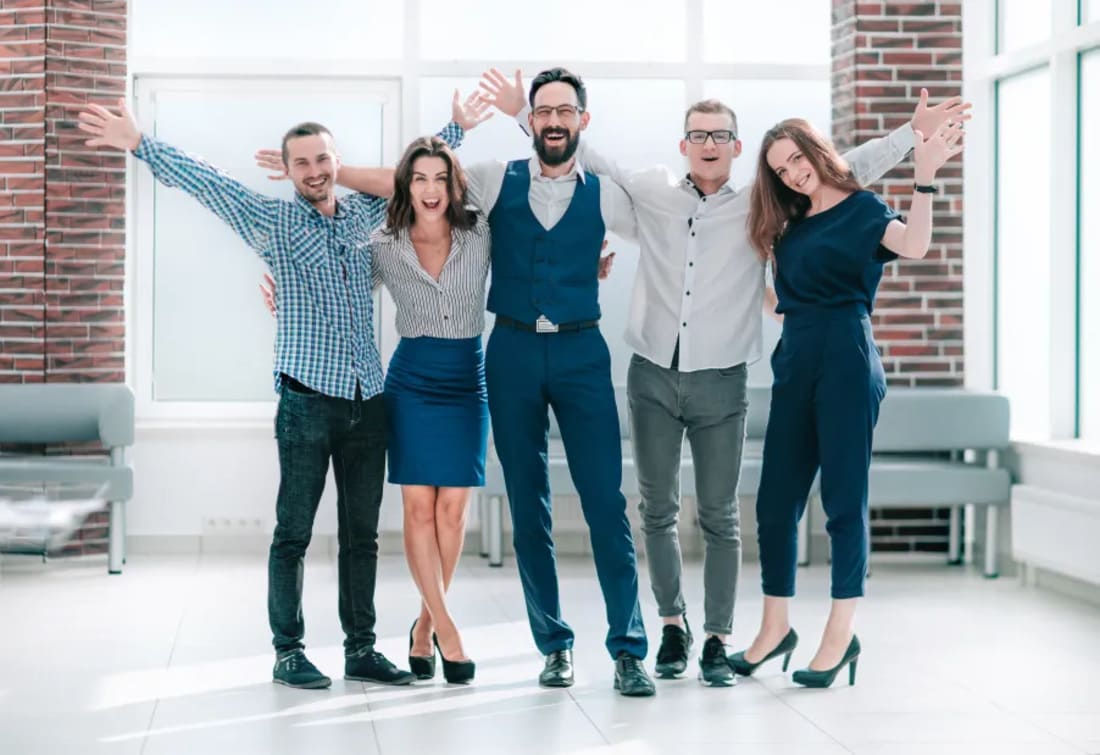 Grupo de empleados celebrando en la oficina, beneficios del Plan Vida Integral