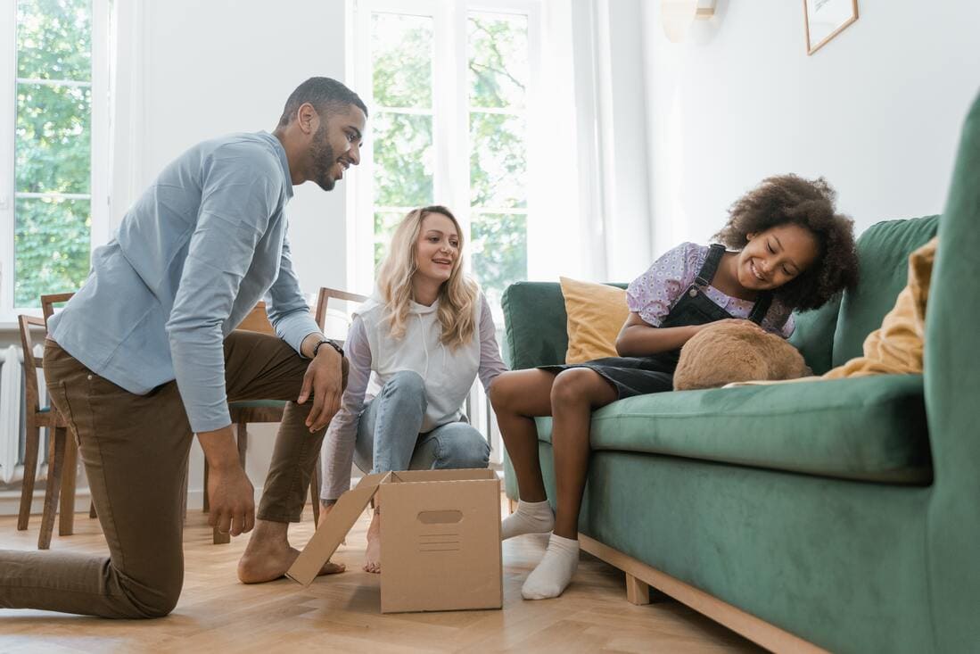 Familia desempacando cajas en su nuevo hogar, cuánto paga un seguro de vida por fallecimiento