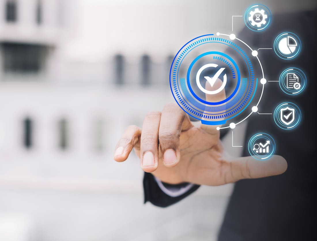 Mano tocando íconos digitales de protección para elegir el seguro todo riesgo empresarial