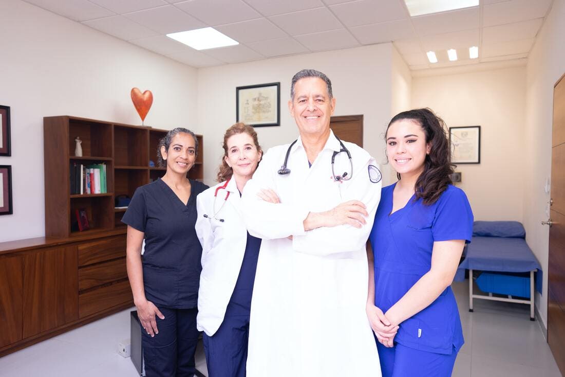 Equipo médico en un consultorio del Plan de Salud Seguros Bolívar