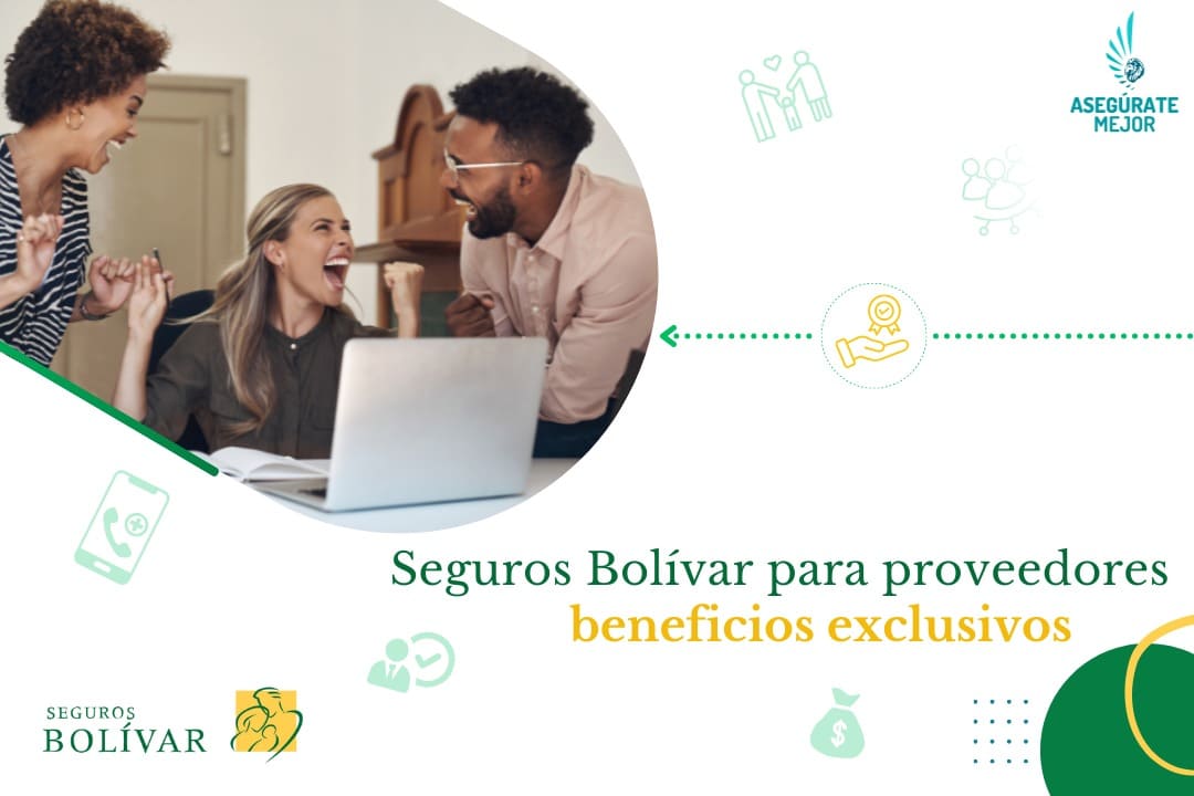 Equipo de trabajo sonriente frente al portátil, Seguros Bolívar para proveedores