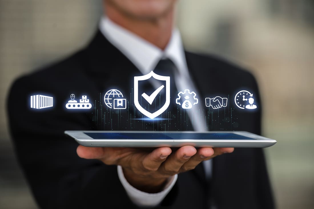 Tableta con íconos de protección empresarial, guía para elegir seguros para empresas