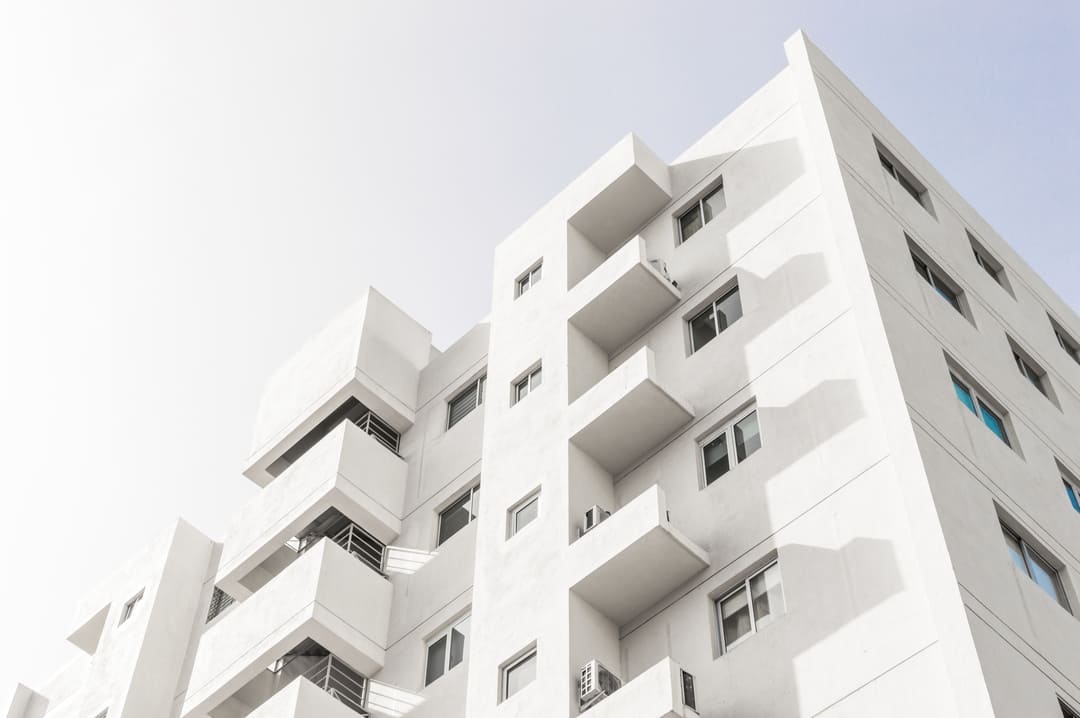 Edificio de apartamentos blanco, seguro de hogar que protege tu esfuerzo