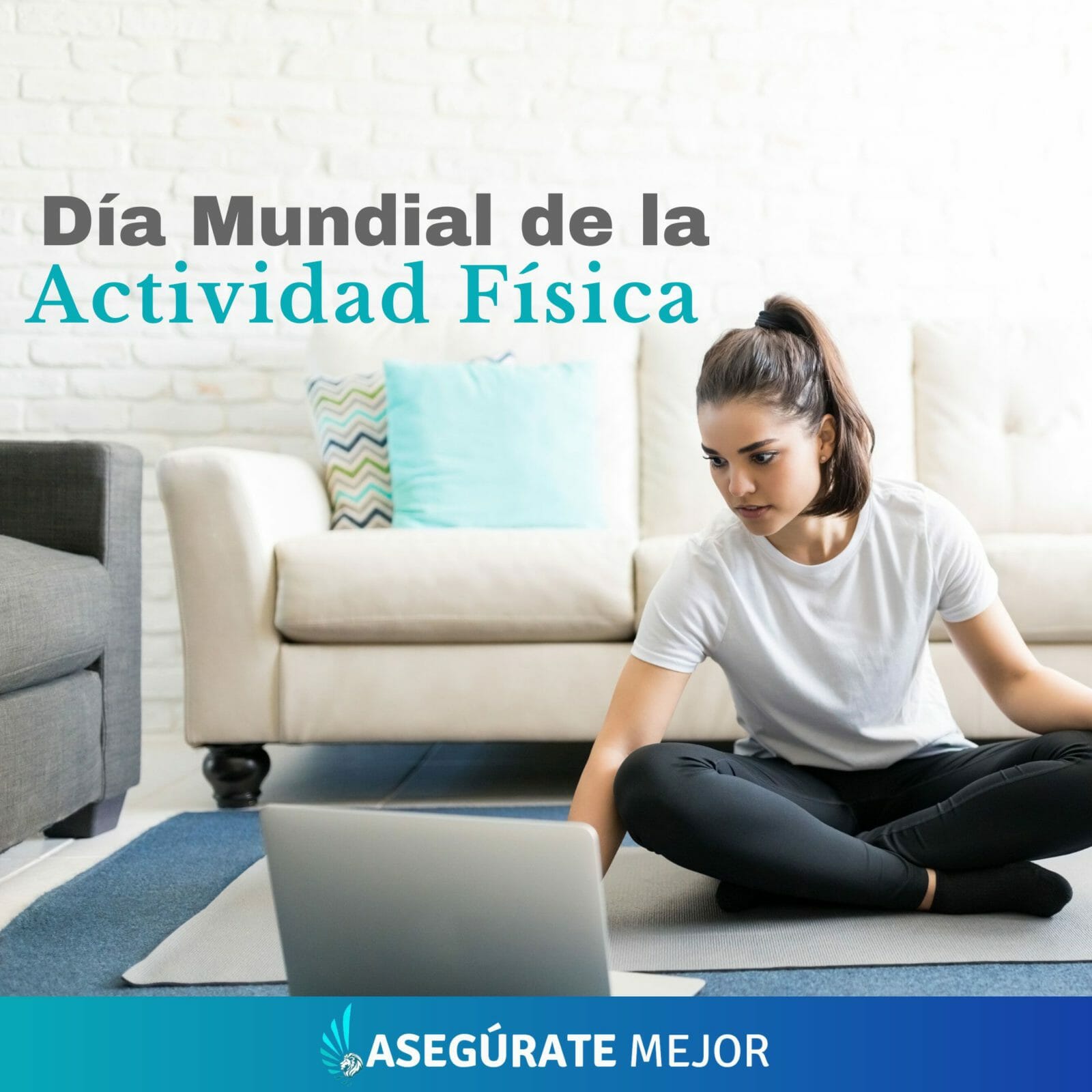 Mujer haciendo ejercicio en casa frente a su portátil por el Día Mundial de la Actividad Física