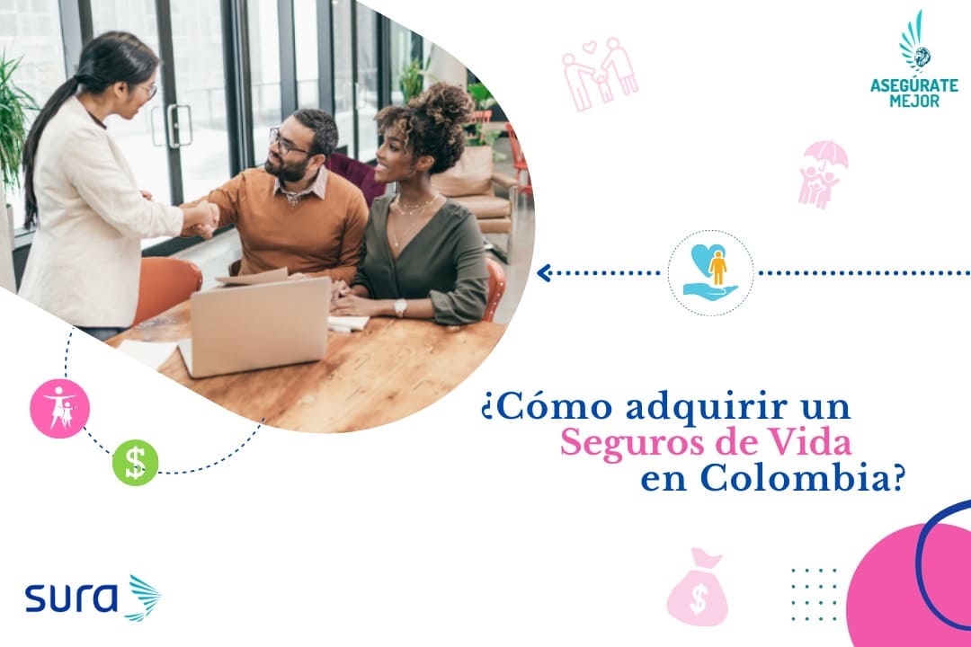 Asesora explicando a una pareja cómo adquirir un seguro de vida en Colombia