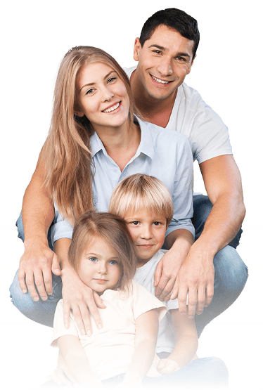familia agachada sonriendo