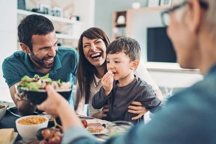 Los 5 consejos esenciales para cuidar tu salud después de la pandemia 1 familia alimentándose bien para el cuidado de nuestra salud bogota