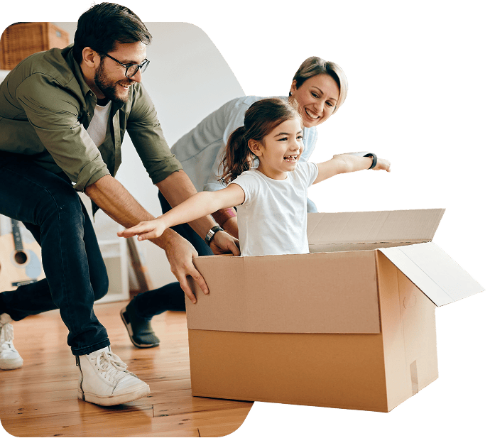 familia empjando caja con nina
