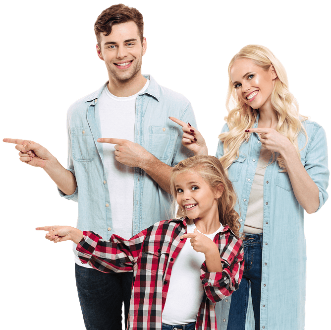 familia senalando sonriendo