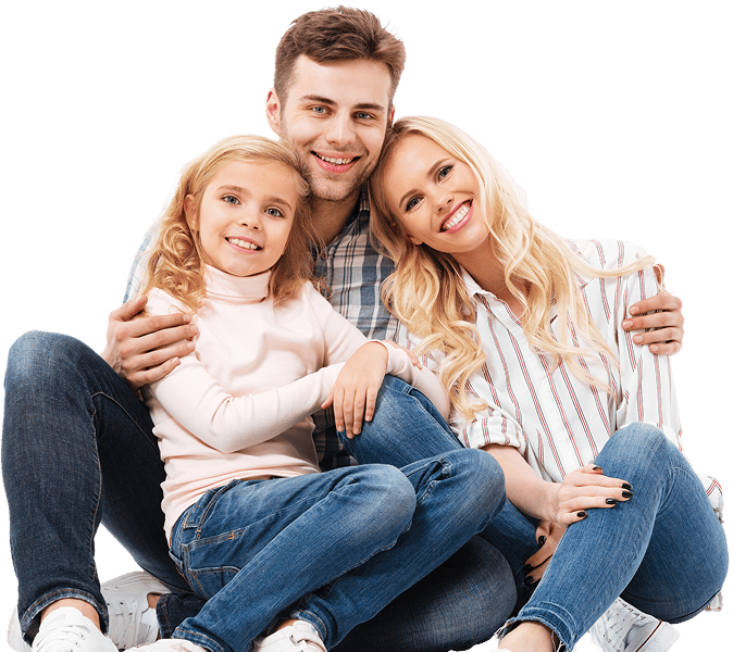 familia sentada sonriendo