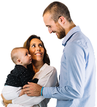 familia sonriendo con bebe