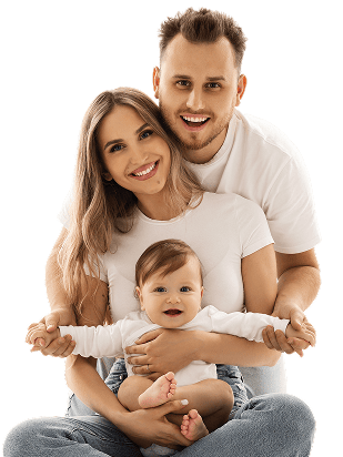 Familia feliz con su bebé en brazos, tu mensaje protegido con tu seguro de vida