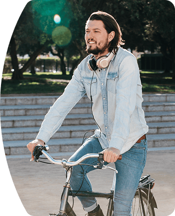 hombre en bici