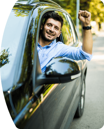 hombre saliendo coche