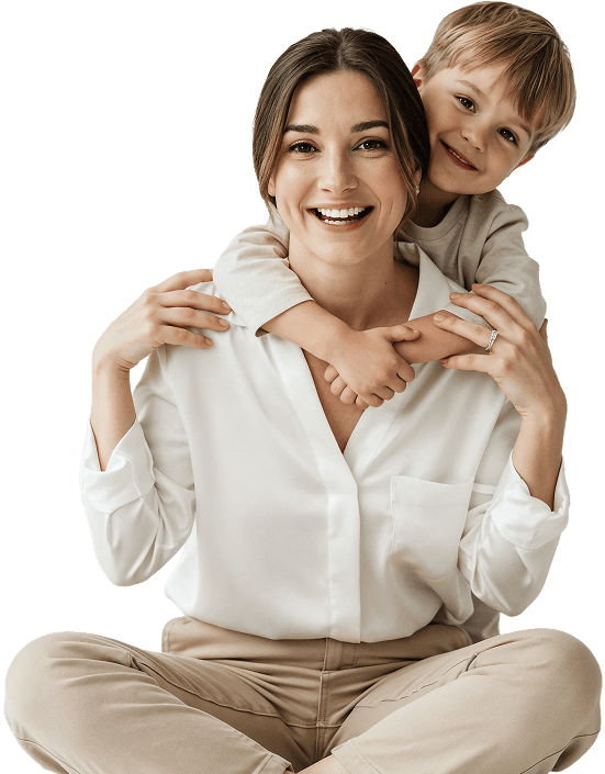 Madre sonriente con su hijo abrazándola por la espalda, cartas de amor para tu familia