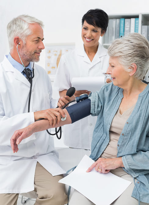 medicos con personas mayores