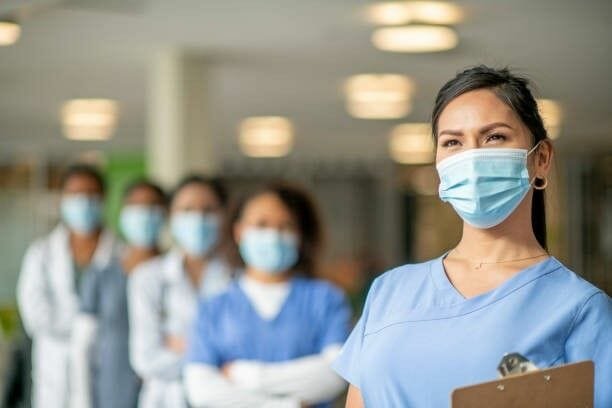 equipo medico profesional en poliza de salud colombi a