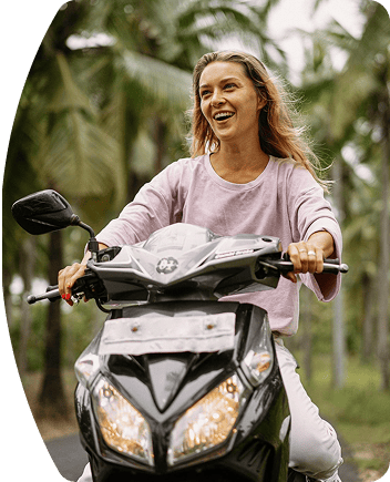 mujer con moto