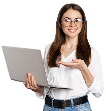 mujer sonriendo portatil