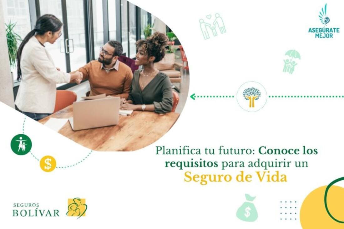 Asesora explicando requisitos de un seguro de vida Bolívar a una pareja