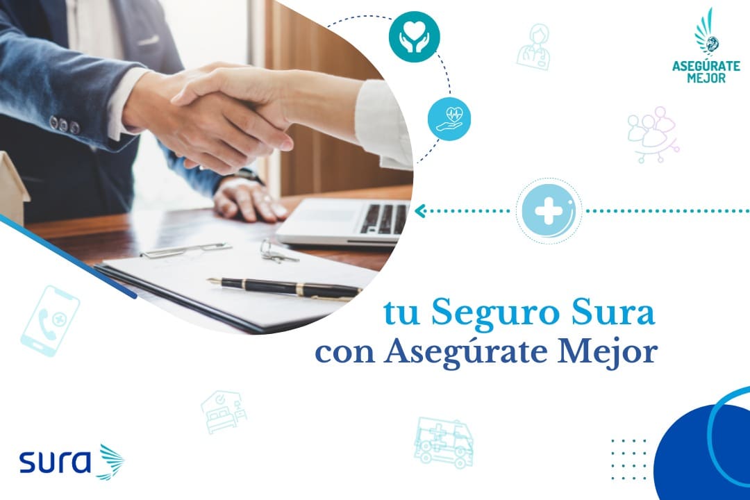 Apretón de manos sobre un escritorio al adquirir un seguro SURA con Asegúrate Mejor
